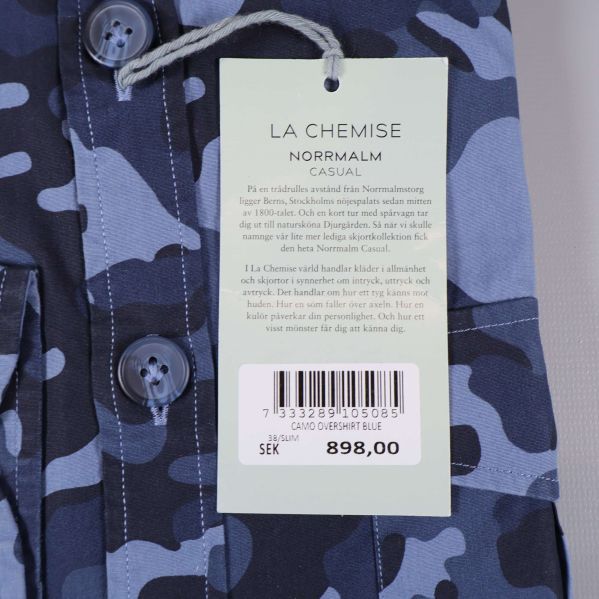 Produktetikett La Chemise Norrmalm och prisetikett synlig