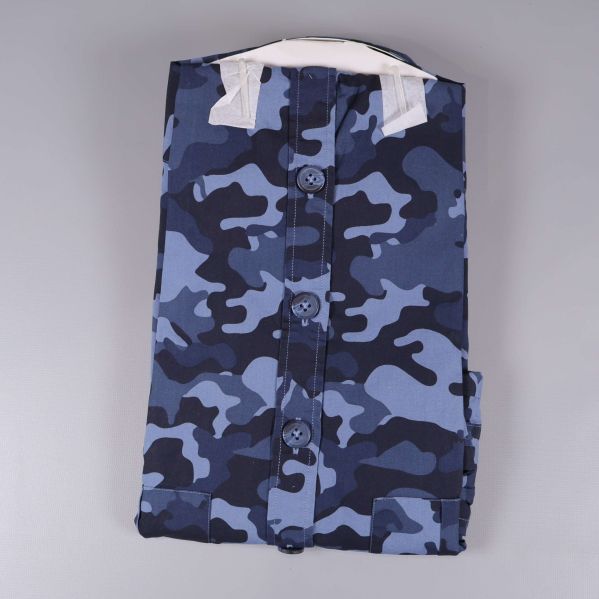 Baksida av hopvikt skjorta med blå camouflage