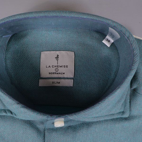 Närbild på skjortans krage och etikett La Chemise