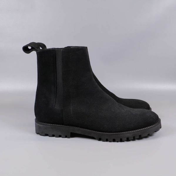 Sidosikt på svarta boots med elastisk panel