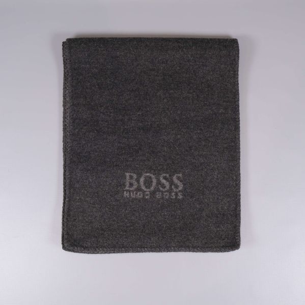 Mörkgrå halsduk utlagd med BOSS Hugo Boss-logga