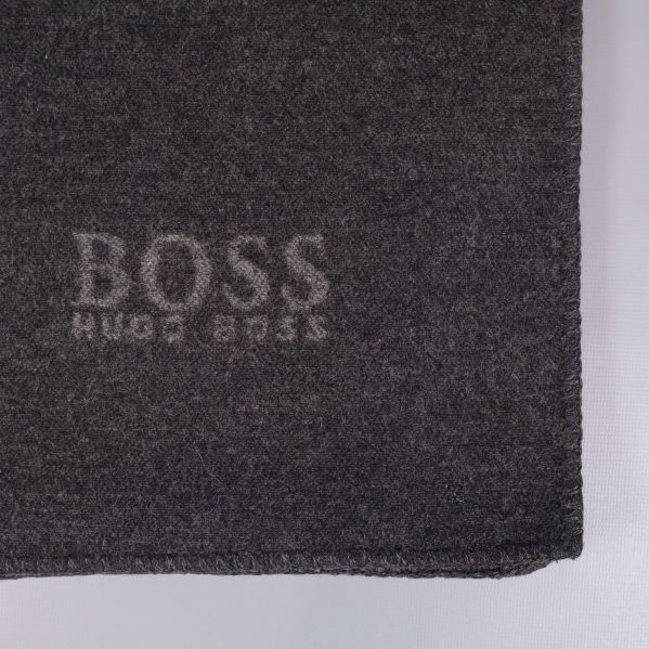 Närbild på hörn av halsduk med BOSS Hugo Boss-logga