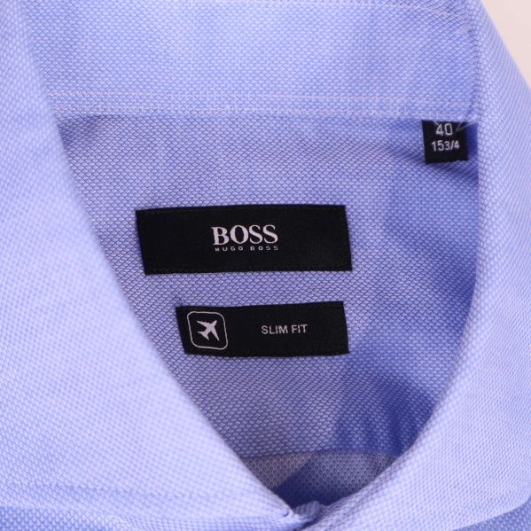 Närbild på kragen med BOSS-märke och storleksetikett