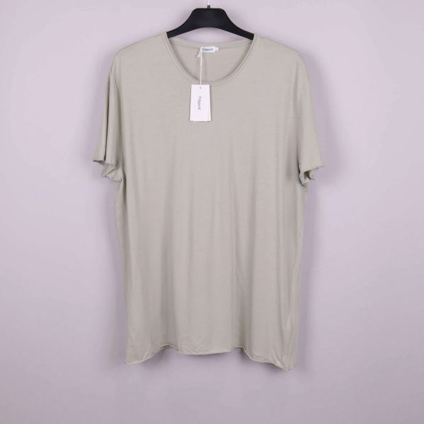 Ljusbeige t-shirt på galge mot ljus bakgrund, framsida