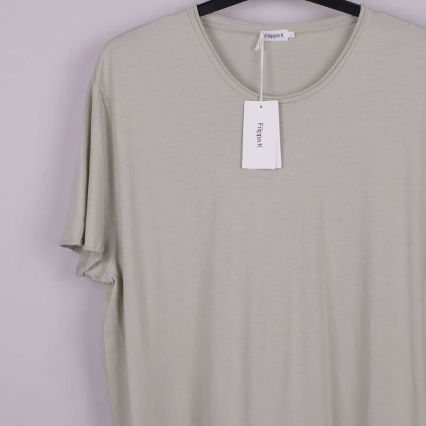 Detaljbild av t-shirtens överdel och etikettsetikett