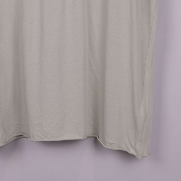 Närbild på t-shirtens nedre del med lös passform