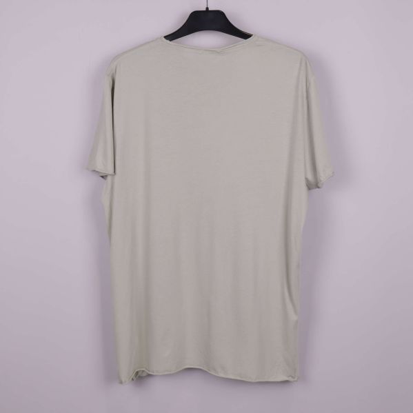 Ljusbeige t-shirt på galge mot ljus bakgrund, baksida