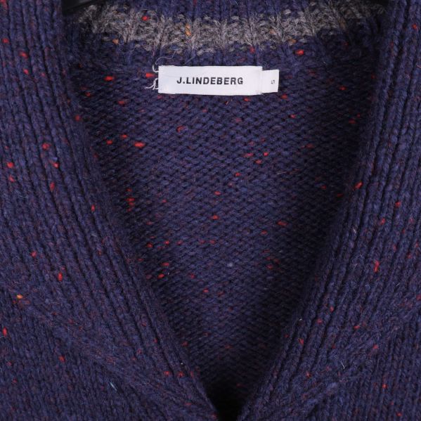 Närbild av halsringning och J.Lindeberg-logotyp i nacken