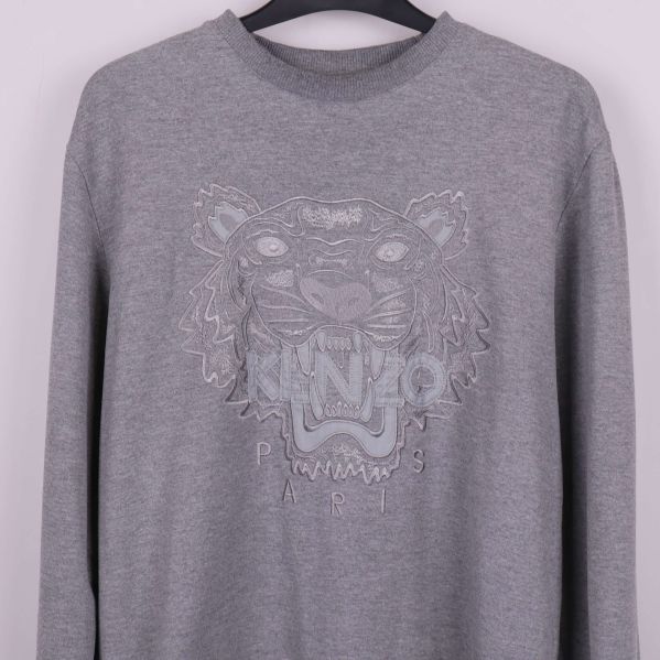 Närbild på tigerbroderi och Kenzo Paris-tryck framtill