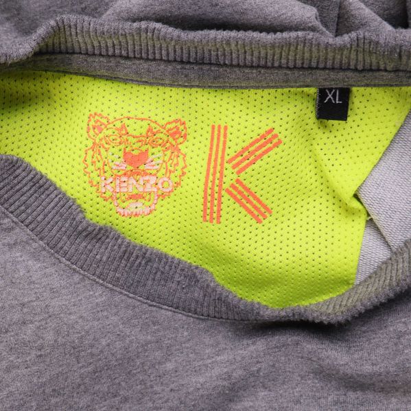 Närbild på etikett och neonfoder med Kenzo-tryck inuti kragen