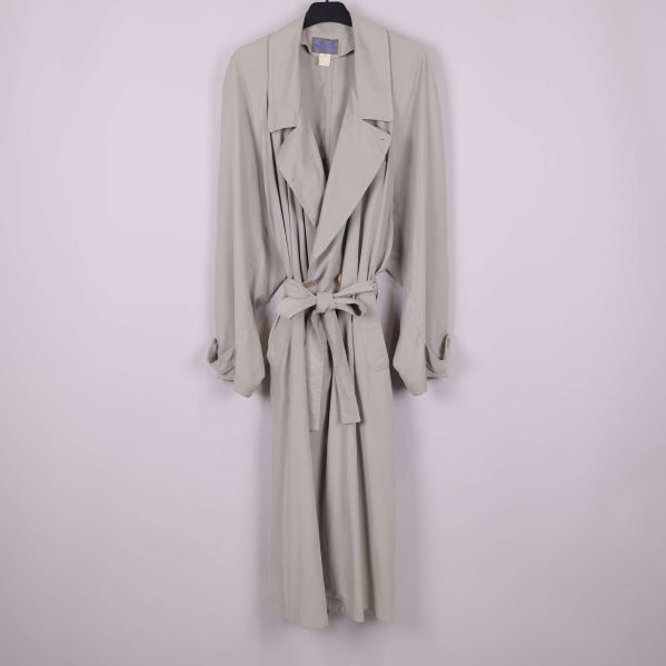 Lång trenchcoat i ljusgrått med knytskärp framtill