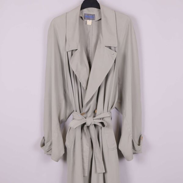 Trenchcoat framtill med fokus på överdelen och bälte