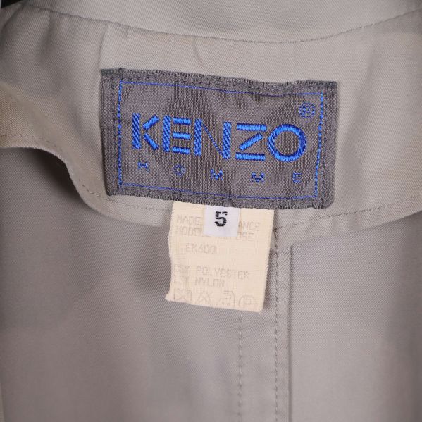 Kenzo Homme-logga och storlekslapp i krage