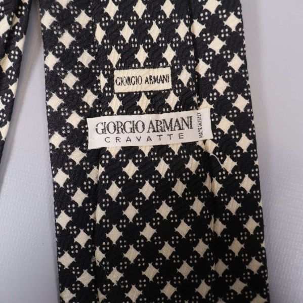 Närbild på Giorgio Armani Cravatte etikett