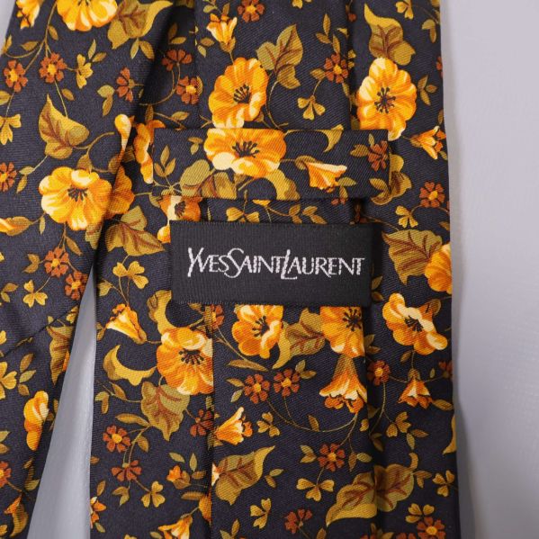 Närbild på Yves Saint Laurent-etikett på slips