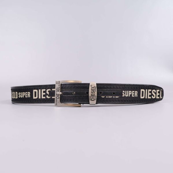 Diesel bälte utlagt med tydlig logotyp och metalldetaljer