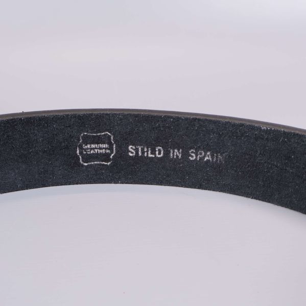 Insidan av svart bälte med märkning genuine leather