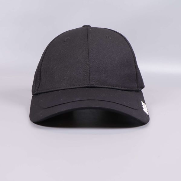 Svart keps framifrån med enkel design