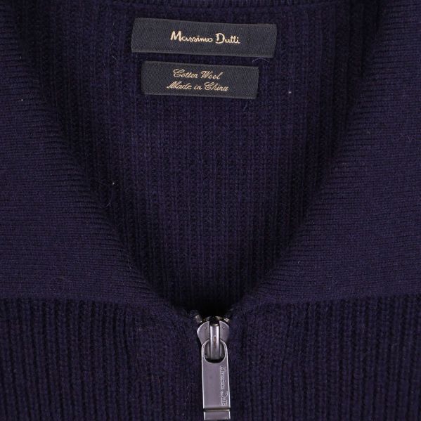 Närbild på Massimo Dutti-etikett och dragkedja