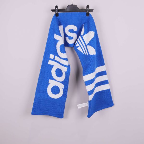 Blåvit adidas-halsduk med synliga ränder och logotyp hänger brett