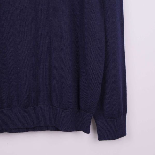 Närbild på ärmslut och nederkant med ribbat avslut