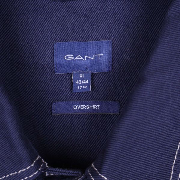 Närbild på Gant-etikett och storleksinformation vid kragen