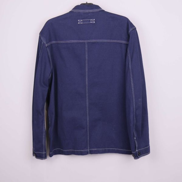 Baksida av mörkblå overshirt med markerad ryggsöm