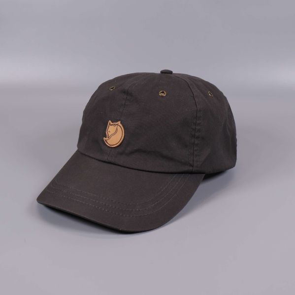 Mörk keps med böjd skärm och broderad logotyp framtill