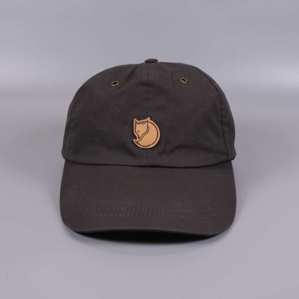 Keps sedd framifrån med broderad logotyp på kronan