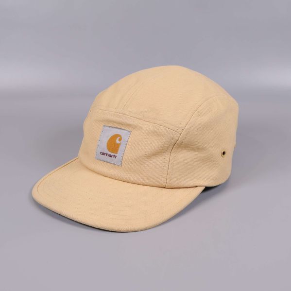 Beige Carhartt keps med böjd skärm och logolapp framtill