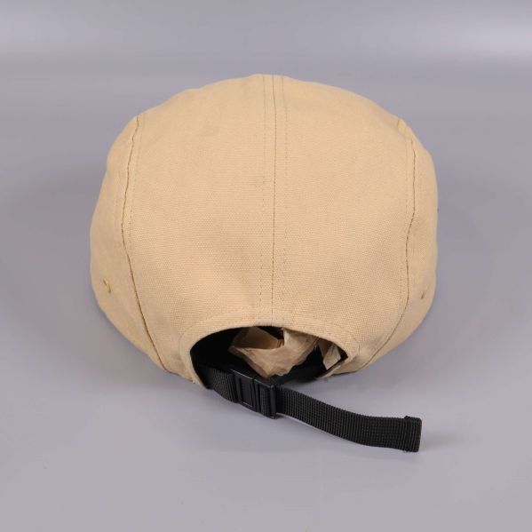 Baksida av beige keps med svart justerbart band