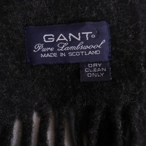 Närbild på etikett med GANT Pure Lambswool made in Scotland