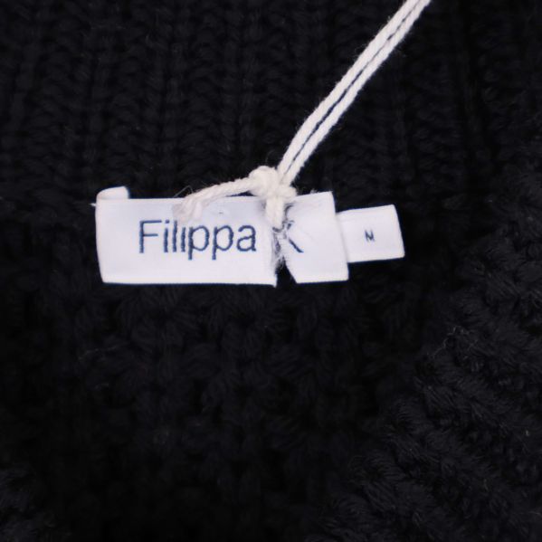Närbild på Filippa K-märkesetikett och storlek M