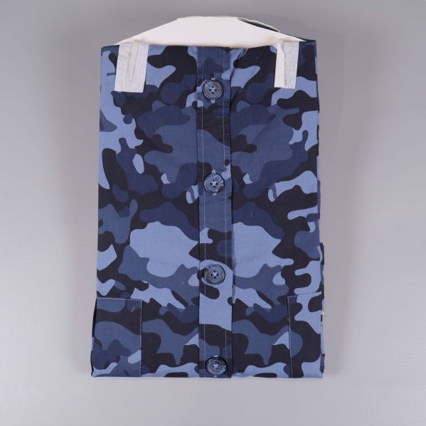 Baksidan av blå camouflageskjorta med knappar