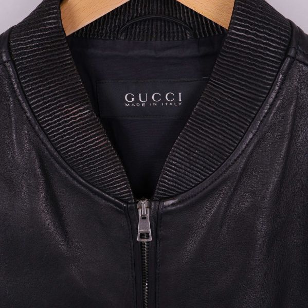 Närbild på krage och Gucci-logotyp inuti jackan