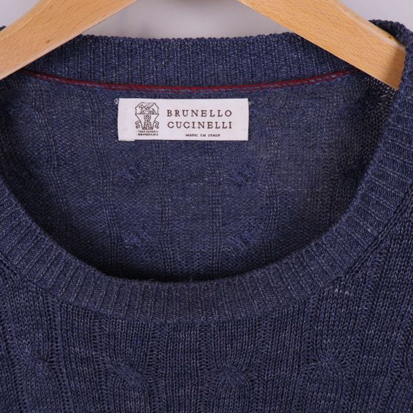 Närbild på brunello cucinelli-etikett i halsen