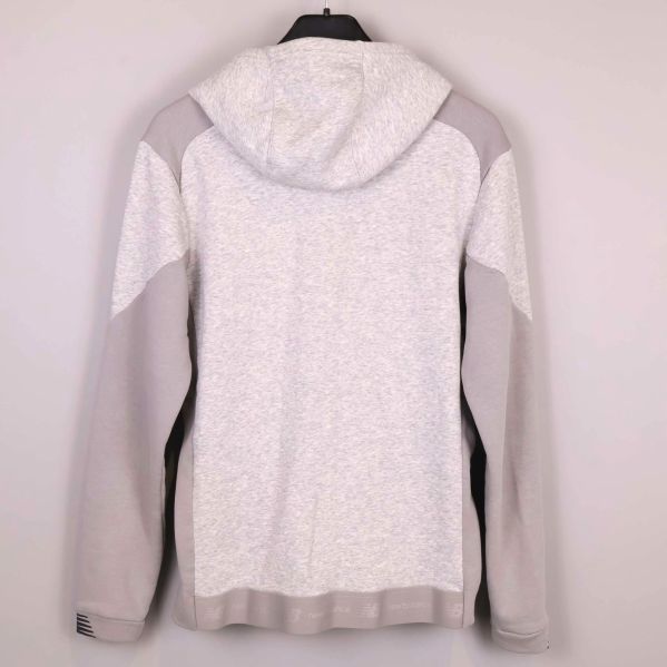 Baksida av ljusgrå hoodie med huva