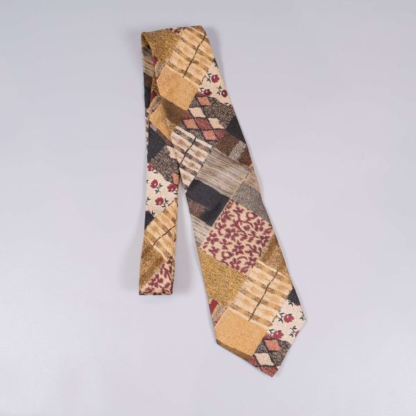 Hel bild av patchworkmönstrad slips 