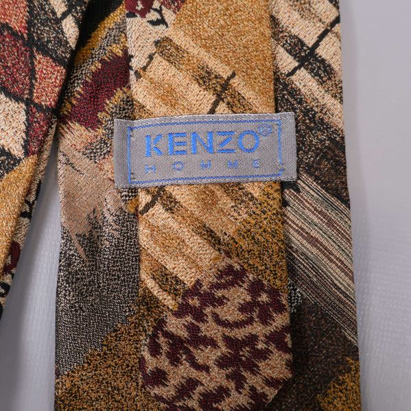Närbild på blå Kenzo HOMME-etikett på slipsen