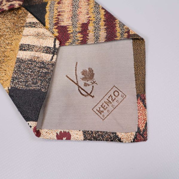 Detaljbild av Kenzo HOMME-logga på slipsens baksida