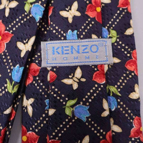 Närbild av Kenzo Homme etikett på slipsen