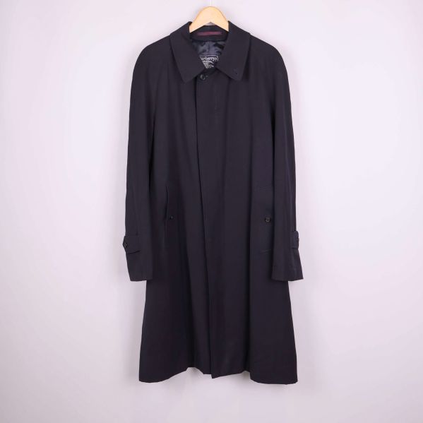 Lång blå trenchcoat