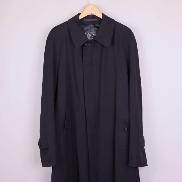 Trenchcoat Burberrys med fokus på överdel och krage