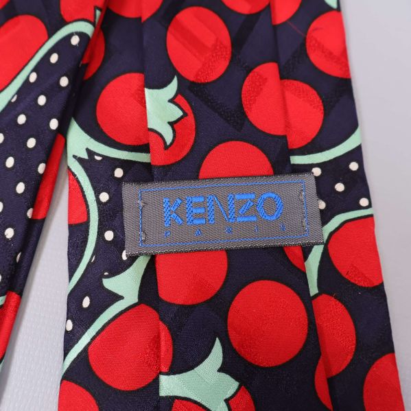Närbild på Kenzo Paris tygetikett på baksidan av slipsen