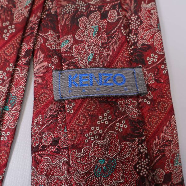 Närbild av Kenzo-etikett på baksidan av slipsen