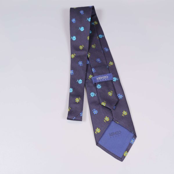 Baksida av slipsen med Kenzo Homme-text och blommor