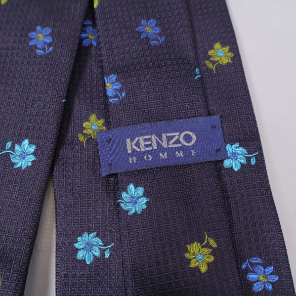 Närbild på etikett Kenzo Homme på slipsens baksida