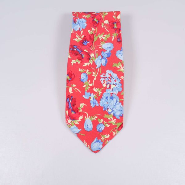 Slips i rött tyg med blått blommönster 