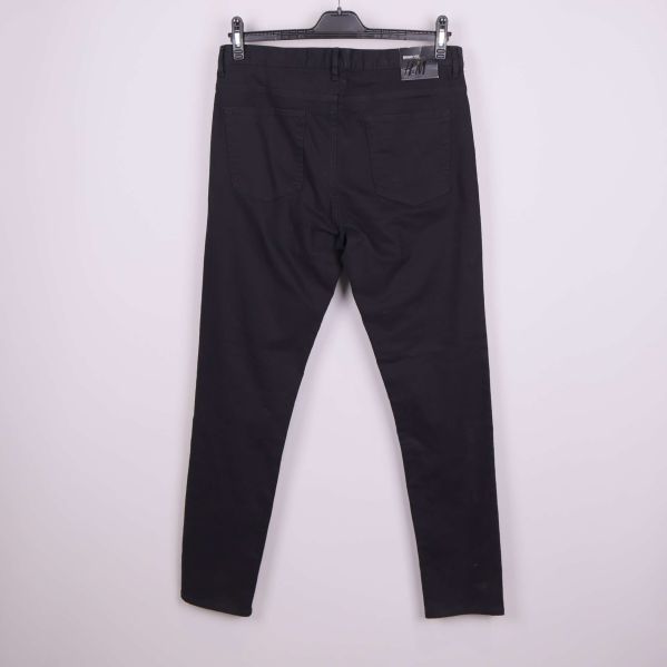 Baksidan av svarta skinny jeans på galge