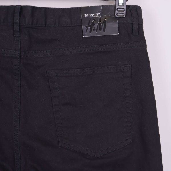 Bakficka och etikett på svarta skinny jeans
